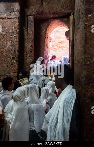 Lalibela, Ethiopie - Nov 2018: Pèlerins vêtus de couleurs blanches éthiopiennes traditionnelles se rassemblant dans les églises souterraines de Lalibela. Banque D'Images