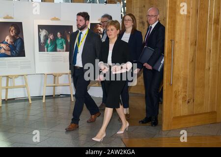 Édimbourg, Royaume-Uni. 6 février 2020. Photo : Nicola Sturgeon MSP - Premier ministre de l'Écosse et chef du Parti national écossais (SNP). La première ministre, Nicola Sturgeon, répond aux questions d'un dossier de presse en attente après qu'elle soit sortie de la Chambre des questions des premiers ministres. Le ministre des Finances, Derek Mackay, devait dévoiler son budget, les questions des premiers ministres ont été gâchées par la démission du ministre des Finances de la nuit dernière. Kate Forbes va maintenant livrer le budget plus tard cet après-midi. Crédit : Colin Fisher/Alay Live News Banque D'Images