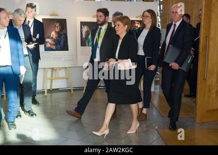 Édimbourg, Royaume-Uni. 6 février 2020. Photo : Nicola Sturgeon MSP - Premier ministre de l'Écosse et chef du Parti national écossais (SNP). La première ministre, Nicola Sturgeon, répond aux questions d'un dossier de presse en attente après qu'elle soit sortie de la Chambre des questions des premiers ministres. Le ministre des Finances, Derek Mackay, devait dévoiler son budget, les questions des premiers ministres ont été gâchées par la démission du ministre des Finances de la nuit dernière. Kate Forbes va maintenant livrer le budget plus tard cet après-midi. Crédit : Colin Fisher/Alay Live News Banque D'Images