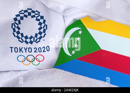 TOKYO, JAPON, FÉVRIER. 4, 2020: Comores drapeau national, logo officiel des Jeux olympiques d'été à Tokyo 2020. Fond blanc Banque D'Images