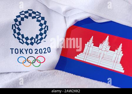 TOKYO, JAPON, FÉVRIER. 4, 2020: Drapeau national du Cambodge, logo officiel des Jeux olympiques d'été à Tokyo 2020. Fond blanc Banque D'Images