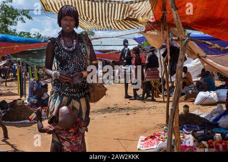 Turmi, Ethiopie - Nov 2018: Marché local de la tribu Hamer à Turmi vendant divers aliments. Vallée de l'Omo Banque D'Images