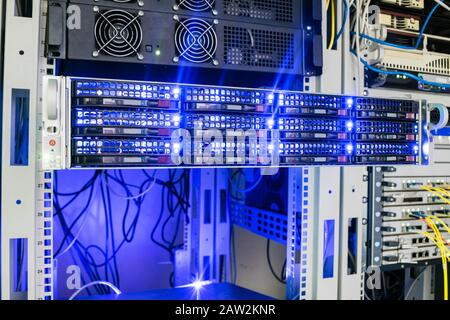 Accédez à la fermeture du serveur. L'équipement informatique avec indication de luminosité est installé dans le rack de l'armoire du serveur du centre de données. Concept de comput Banque D'Images