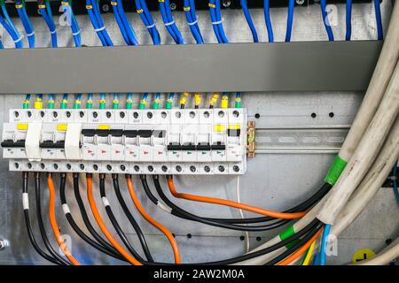 Les fils électriques d'alimentation sont connectés aux disjoncteurs à l'intérieur de la boîte à fusibles. Banque D'Images