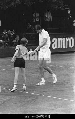 Championnats internationaux de tennis en 1975 à La Milk House à Hilversum Pilic (Yougoslavie) obtient son racket de retour d'un garçon de balle Date: 15 juillet 1975 lieu: Hilversum, Noord-Holland mots clés: Tournois de tennis Nom de la personne: Pilic, Nikola Nom de l'institution: Melkhuisje, 't Banque D'Images