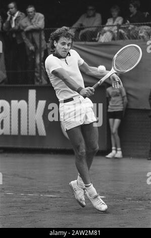 Championnats internationaux de tennis en 1975 à La Milk House à Hilversum Pinner (Allemagne de l'Ouest) en action Date: 18 juillet 1975 lieu: Hilversum, Noord-Holland mots clés: Tennis, tournoi Nom De La Personne: Pinner Ulrich Nom de l'institution: Melkhuisje, 't Bert Verhoeff / Anefo Copyright Holder Archives nationales Type de matériel: Numéro d'inventaire des archives négatives (noir et blanc) : voir accès 2.24.01.05 Banque D'Images