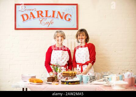 Sous embargo JUSqu'au 0001 VENDREDI 7 FÉVRIER, SEUL le Darling Cafe, dirigé par les habitants de la région Maureen et Jane Darling, ouvre à l'intérieur d'un bureau de poste pop-up à Lover, dans le Wiltshire, pour célébrer la Saint-Valentin. Banque D'Images