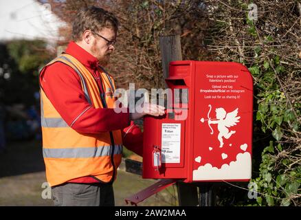 Sous embargo JUSqu'au 0001 VENDREDI 7 FÉVRIER UTILISATION ÉDITORIALE SEUL une boîte postale Royal Mail spécialement conçue est dévoilée à Lover, dans le Wiltshire, pour célébrer la Saint-Valentin. Banque D'Images