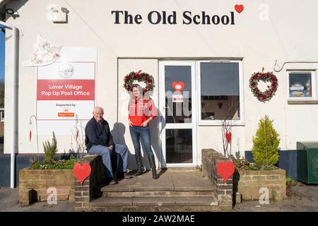 Sous embargo JUSqu'au 0001 VENDREDI 7 FÉVRIER L'UTILISATION ÉDITORIALE SEULEMENT UN bureau de poste local, dirigé par Katie Small et son père Nick Gibbs, ouvrira ses portes ce samedi à Lover, Wiltshire, pour célébrer la Saint-Valentin. Banque D'Images