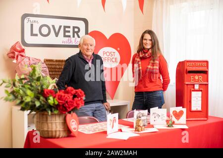 Sous embargo JUSqu'au 0001 VENDREDI 7 FÉVRIER L'UTILISATION ÉDITORIALE SEULEMENT UN bureau de poste local, dirigé par Katie Small et son père Nick Gibbs, ouvrira ses portes ce samedi à Lover, Wiltshire, pour célébrer la Saint-Valentin. Banque D'Images