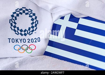 TOKYO, JAPON, FÉVRIER. 4, 2020: Grèce drapeau national, logo officiel des Jeux olympiques d'été à Tokyo 2020. Fond blanc Banque D'Images