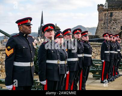 Edinburgh Castle, Édimbourg, Écosse, Royaume-Uni. 06 février 2020. 21 Salute d'armes : le salut de l'Artillerie royale du 26 Régiment marque l'occasion de l'accession de la Reine au trône le 6 février 1952, il y a 68 ans. Les soldats sont à l'attention Banque D'Images