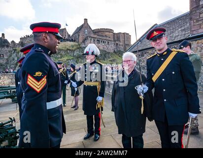 Château d'Édimbourg, Édimbourg, Écosse, Royaume-Uni, 06 février 2020. 21 Salute au canon : le salut du Régiment Royal Artillery de 26 marque l’occasion de l’accession de la Reine au trône le 6 février 1952. Val McDermid, auteur de crime écossais inspecte le régiment marquant 20 ans depuis la levée de l'interdiction LGBT dans l'armée britannique avec le général Alastair Bruce Banque D'Images