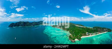 Panorama des îles tropicales Phi Phi Don et Phi Phi Leh en mer. Vacances concept de vacances contexte. Vue aérienne de la baie de Tonsai avec de nombreux bateaux et s. Banque D'Images