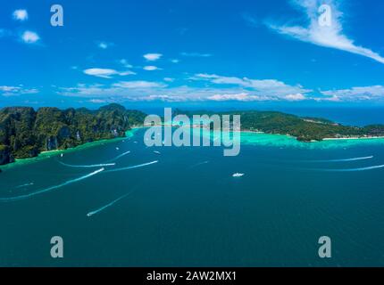 Panorama des îles tropicales Phi Phi Don et Phi Phi Leh en mer. Vacances concept de vacances contexte. Vue aérienne de la baie de Tonsai avec de nombreux bateaux et s. Banque D'Images