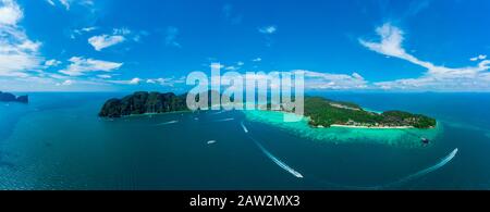 Panorama des îles tropicales Phi Phi Don et Phi Phi Leh en mer. Vacances concept de vacances contexte. Vue aérienne de la baie de Tonsai avec de nombreux bateaux et s. Banque D'Images