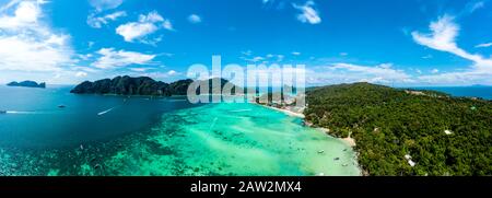 Panorama des îles tropicales Phi Phi Don et Phi Phi Leh en mer. Vacances concept de vacances contexte. Vue aérienne de la baie de Tonsai avec de nombreux bateaux et s. Banque D'Images