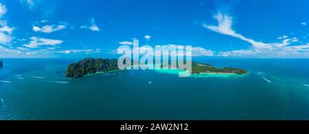 Panorama des îles tropicales Phi Phi Don et Phi Phi Leh en mer. Vacances concept de vacances contexte. Vue aérienne de la baie de Tonsai avec de nombreux bateaux et s. Banque D'Images