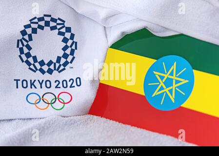 TOKYO, JAPON, FÉVRIER. 4, 2020: Ethiopie, drapeau national de la République démocratique fédérale d'Ethiopie, logo officiel des Jeux olympiques d'été à Tokyo 2020. Banque D'Images