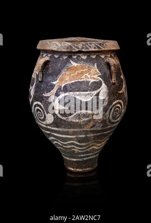 Minoan Kamares Ware jar avec des décorations naturelles de poisson dans un filet, Phaistos 1900-1700 BC; Musée archéologique d'Héraklion, fond noir. Ce po Banque D'Images