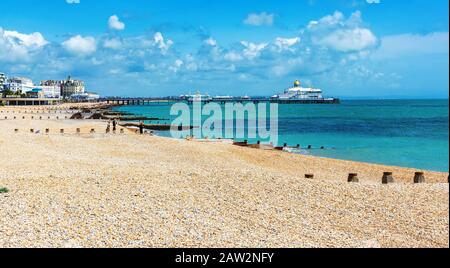 Eastbourne, EAST SUSSEX, Royaume-Uni - JUIN 03 : vue sur le front de mer de la ville d'Eastbourne, maisons et plage et jetée à East Sussex le 03 juin 2019 Banque D'Images