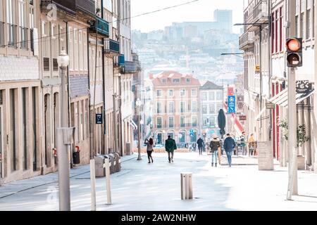 Porto, Portugal - 20 janvier 2020: rue piétonne plaza dans le soleil du matin en hiver Banque D'Images