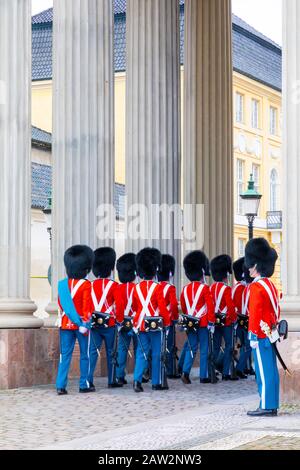 Relève de la garde, le Palais d'Amalienborg, Copenhague, Danemark Banque D'Images