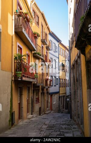 Porto, Portugal - 20 janvier 2020: Rues étroites et ruelles pavées avec bâtiments colorés et architecture unique Banque D'Images