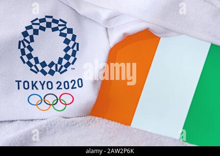 TOKYO, JAPON, FÉVRIER. 4, 2020: Drapeau national de la Côte d'Ivoire, logo officiel des Jeux olympiques d'été à Tokyo 2020. Fond blanc Banque D'Images