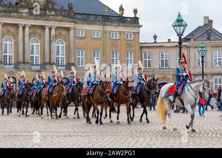 Gardes à cheval, changement de la Garde, Palais d'Amalienborg, Copenhague, Danemark Banque D'Images