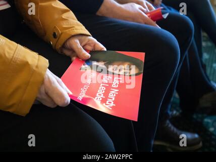 Les membres du parti détiennent du matériel de campagne comme la candidate à la direction du travail Lisa Nandy parle à l'hôtel de ville de Worksop à Worksop, dans le comté de Notinghamshire, dans la circonscription de Bassetlaw. Banque D'Images