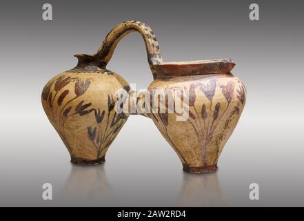 Minoan décoré d'une double brochette avec motif fleuri crocus, Poros Héraklion 1800-1650 av. J.-C.; Musée archéologique d'Héraklion, fond gris. Banque D'Images