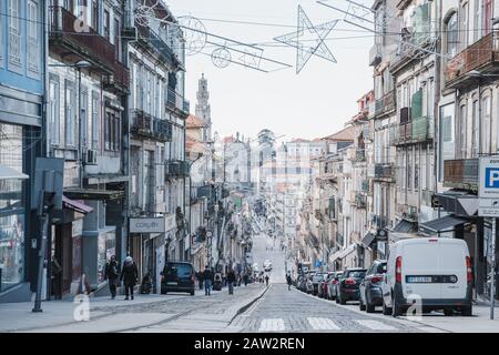 Porto, Portugal - 20 janvier 2020: Les rues pavées très fréquentées du centre-ville de Porto en hiver Banque D'Images