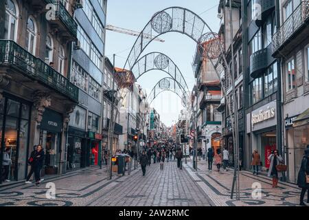 Porto, Portugal - 20 janvier 2020: Les rues pavées très fréquentées du centre-ville de Porto en hiver Banque D'Images