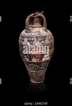 Pichet à brochette Minoan Kamares Ware avec décorations de coquillages appliquées , Phaistos 1800-1700 av. J.-C.; Musée archéologique d'Héraklion, fond noir. Ça a précipité Banque D'Images