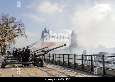 La Tour de Londres, Royaume-Uni. 6 février 2020. L'honorable Artillerie Company lance un hommage de 62 armes à feu à la Tour de Londres pour commémorer le 68ème anniversaire de l'adhésion de sa Majesté La Reine. Un Royal Salute comprend normalement 21 canons, ce qui est porté à 41 s'il est tiré d'un Royal Park ou d'une résidence. De manière unique, à la Tour de Londres, qui est une Résidence royale, un total de 62 tours sont tirés sur les anniversaires royaux, car cela inclut également 21 canons supplémentaires pour les citoyens de la Ville de Londres pour montrer leur loyauté au Monarch. Crédit: Chris Aubrey/Alay Live News Banque D'Images