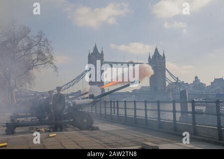 La Tour de Londres, Royaume-Uni. 6 février 2020. L'honorable Artillerie Company lance un hommage de 62 armes à feu à la Tour de Londres pour commémorer le 68ème anniversaire de l'adhésion de sa Majesté La Reine. Un Royal Salute comprend normalement 21 canons, ce qui est porté à 41 s'il est tiré d'un Royal Park ou d'une résidence. De manière unique, à la Tour de Londres, qui est une Résidence royale, un total de 62 tours sont tirés sur les anniversaires royaux, car cela inclut également 21 canons supplémentaires pour les citoyens de la Ville de Londres pour montrer leur loyauté au Monarch. Crédit: Chris Aubrey/Alay Live News Banque D'Images