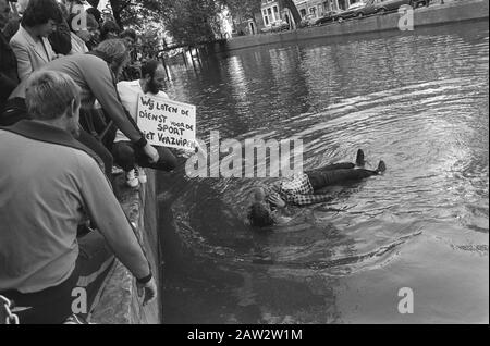 Démonstration de salles de sports du personnel, terrains de sport et piscines à Amsterdam contre les coupures Pop dans l'eau à l'hôtel de ville qui a été bloqué par l'un des manifestants est Date: 22 septembre 1982 lieu: Amsterdam , Noord-Holland mots clés: Manifestants, démonstrations, canaux, personnel, poupées, pancartes Banque D'Images