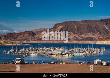 Bateaux À Lake Mead Marina, Port De Hemenway Sur Lake Mead, Fortification Hill Derrière, Lake Mead National Recreation Area, Nevada, États-Unis Banque D'Images