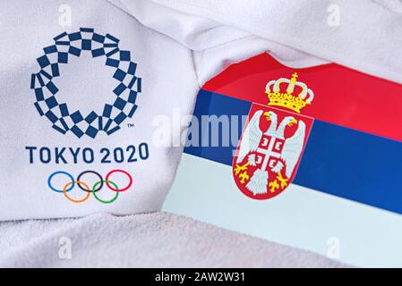 TOKYO, JAPON, FÉVRIER. 4, 2020: Drapeau national de la Serbie, logo officiel des Jeux olympiques d'été à Tokyo 2020. Fond blanc Banque D'Images