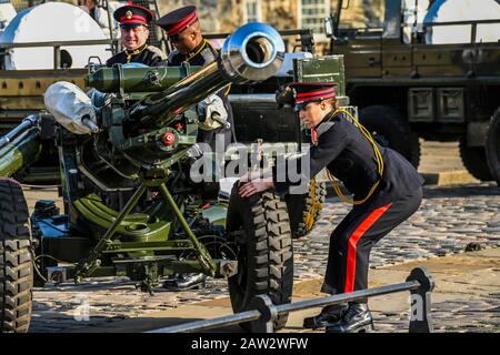 Londres, Royaume-Uni. 6 Février 2020. L'honorable Artillerie Company (HAC), le Régiment d'armée De Réserve de la Ville de Londres, a incendiée une 62 Salute royale d'armes à la Tour de Londres pour marquer l'anniversaire de l'adhésion de sa Majesté la Reine. Les trois pistolets légers de cérémonie de la L118 ont tiré à dix secondes d'intervalle. Bien qu'un Royal Salute soit normalement composé de 21 canons, il est porté à 41 s'il est tiré d'un parc royal ou d'une résidence. Crédit: Guy Bell/Alay Live News Banque D'Images