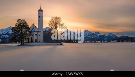 Coucher de soleil d'hiver à l'église de pèlerinage de Saint-Coloman, près de Schwangau, Bavière, Allemagne. Banque D'Images
