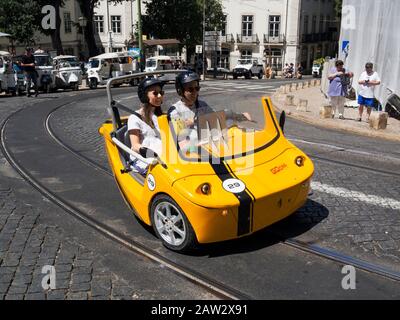 Les touristes qui voyagent en véhicule de location GoCar à Lisbonne, Portugal Banque D'Images