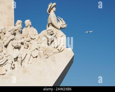 Monument à l'âge de la découverte avec avion dans le dos, Belém, Lisbonne, Portugal. Banque D'Images