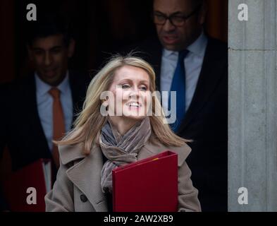 Downing Street, Londres, Royaume-Uni. 6 février 2020. Esther McVey, ministre d'État à l'habitation, aux collectivités et aux collectivités locales, quitte 10 Downing Street après une réunion hebdomadaire du Cabinet. Crédit : Malcolm Park/Alay Live News. Banque D'Images