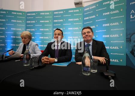 (De gauche à droite) Ministre des affaires, des entreprises et de l'innovation Heather Humphreys, Taoiseach Leo Varadkar et Ministre des finances Paschal Donohoe lors d'une conférence de presse à l'Institut de technologie Carlow à Carlow, en Irlande. Banque D'Images