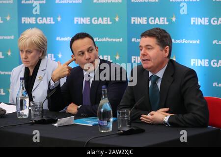 (De gauche à droite) Ministre des affaires, des entreprises et de l'innovation Heather Humphreys, Taoiseach Leo Varadkar et Ministre des finances Paschal Donohoe lors d'une conférence de presse à l'Institut de technologie Carlow à Carlow, en Irlande. Banque D'Images