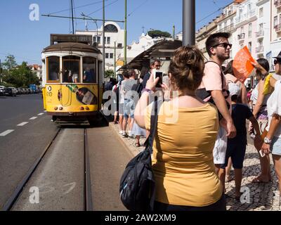 Les touristes font la queue à l'arrêt de tram 28 de la place Martin Moniz, Lisbonne, Portugal Banque D'Images