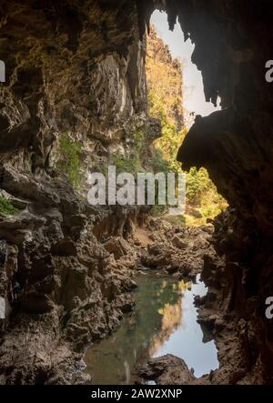 Grotte de Xieng Liap et eau de source, boucle de Thakhek, Laos Banque D'Images