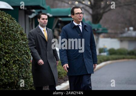 Washington, DC, États-Unis. 6 février 2020. Le secrétaire au Trésor des États-Unis, Steven T. Mnuchin, quitte une interview télévisée à l'extérieur de la Maison Blanche à Washington, DC, États-Unis, le jeudi 6 février 2020. Crédit: Stefani Reynolds/CNP | usage dans le monde crédit: DPA/Alay Live News Banque D'Images